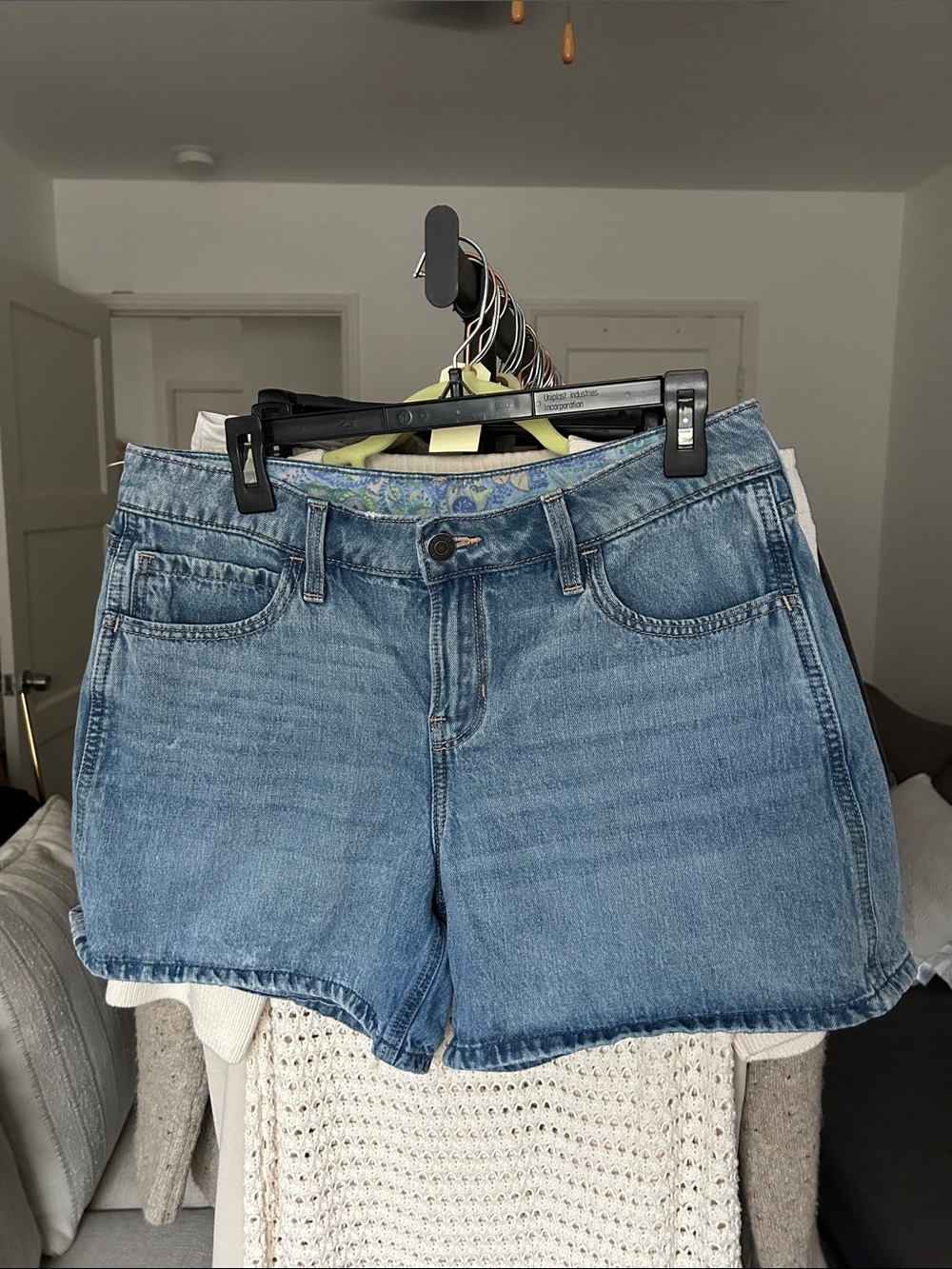 Hollister Low-Rise Baggy Short. Size 8. 5” inseam.